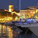 Palais De La 233 * Сент-Максім